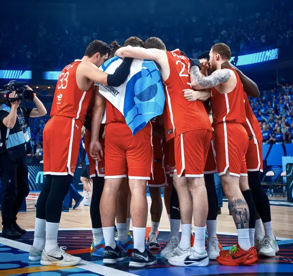 带队, 沙尼亚进攻, 申京轰